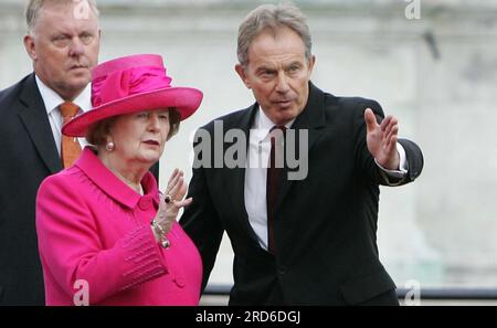 Foto del fascicolo datata 17/6/2007 della baronessa Margaret Thatcher con Tony Blair. Thatcher scrisse privatamente al primo ministro laburista per elogiare il suo fermo sostegno agli Stati Uniti dopo gli attacchi del 9/11, secondo i documenti del governo appena rilasciati. Per anni, la baronessa Thatcher è stata una spina nel fianco del suo successore Tory, John Major, ma difficilmente avrebbe potuto essere più effusiva nella sua ammirazione per Blair - che una volta ha descritto come il suo "più grande risultato” per aver allontanato i laburisti dalle politiche di sinistra degli anni '1980 Data di emissione: Mercoledì 19 luglio 2023. Foto Stock