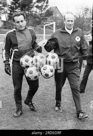 Wolter, Horst, * 8,6.1942, atleta tedesco (calcio), con allenatore della squadra nazionale Helmut Schoen, ULTERIORI-DIRITTI-CLEARANCE-INFO-NOT-AVAILABLE Foto Stock