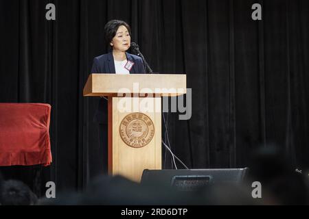 Hong Kong, Cina. 19 luglio 2023. Choi Yuk-lin parla agli studenti della sala della scuola. Il Segretario per l'istruzione, Dr Choi Yuk-lin, visita il Yan Chai Hospital Law Chan Chor si College per incoraggiare i candidati di quest'anno al Diploma of Secondary Education Examination di Hong Kong (HKDSE). Credito: SOPA Images Limited/Alamy Live News Foto Stock