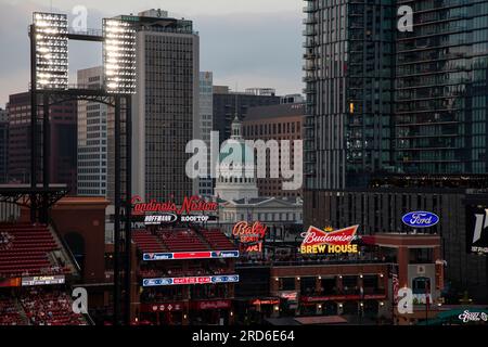 Vista generale dell'Old Courthouse vista dal Busch Stadium durante una partita della stagione regolare della MLB tra i Miami Marlins e i St Louis Cardinals, martedì Foto Stock