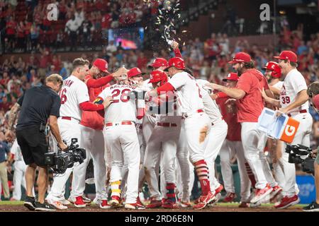 St Louis Cardinals, terza base Nolan Arenado (28), viene derubato dai compagni di squadra dopo aver colpito un fuoricampo a tre punti durante una ga della stagione regolare della MLB Foto Stock