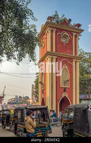 12 26 2014 Rickshaw Stand vicino alla Vintage Rajendra Tower; Dr. Rajendra Prasad Clock Tower localmente conosciuta come Tower Chowk Gaya Bihar India Asia. Foto Stock