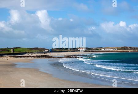 Onde in una giornata ventosa a Pembroke Bay, Guernsey Foto Stock