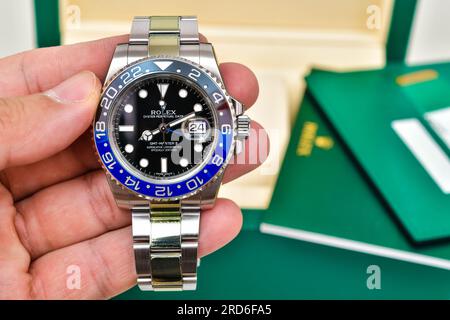 Bangkok Thailandia - 24 giugno 2023: Orologio da polso Rolex GMT-Master II "Batman'40mm con lunetta blu-nera Orologio da uomo in ceramica d'acciaio Foto Stock