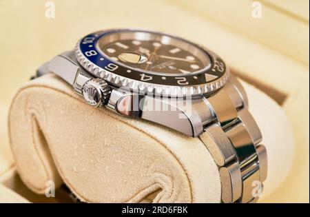 Bangkok Thailandia - febbraio 20,2022: Rolex GMT-Master II 'Batman'40mm con lunetta blu-nera Orologio da polso uomo in ceramica d'acciaio Foto Stock