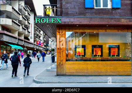 Zermatt, Svizzera - 21 maggio 2023: Vista frontale della BUCHERER BOUTIQUE ROLEX ZERMATT a Bahnhofstrasse riconosciuta come concessionario ufficiale Rolex Foto Stock