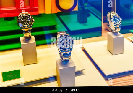 Zermatt, Svizzera - 21 maggio 2023: Orologi di lusso Rolex in vendita presso la vetrina "BUCHERER BOUTIQUE ROLEX ZERMATT" Bahnhofstrasse Foto Stock