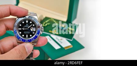 Bangkok Thailandia - 24 giugno 2023: Orologio da polso Rolex GMT-Master II "Batman'40mm con lunetta blu-nera Orologio da uomo in ceramica d'acciaio Foto Stock