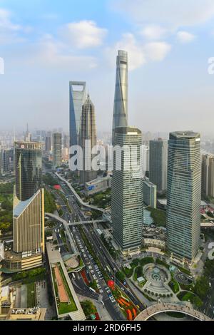 Moderno edificio urbano del centro finanziario lujiazui a shanghai in cina. Foto Stock