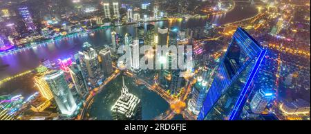 Splendido edificio moderno a Shanghai di notte, Cina Foto Stock