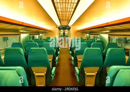 Vista della linea di levitazione magnetica ad alta velocità del treno interno nel mondo con velocità di 500 km/h, Shanghai, Cina Foto Stock