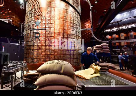 SHANGHAI, CINA - 27 ottobre 2021: Interno della Starbucks Reserve Roastery a Shanghai. La seconda più grande al mondo Foto Stock