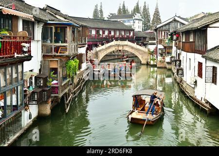 Zhujiajiao è un'antica città situata nel distretto di Qingpu di Shanghai. Si tratta di una città sull'acqua fondata circa 1.700 anni fa. 36 ponti di pietra Foto Stock