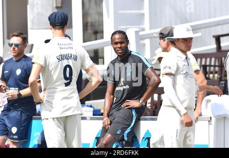 Hove UK 10th luglio 2023 - Fast Bowler Jofra Archer del Sussex che è fuori infortunato al momento sembra rilassato come Sussex affronta Derbyshire durante il giorno uno della partita di cricket LV= Insurance County Championship al 1 ° Central County Ground a Hove : Credit Simon Dack /TPI/ Alamy Live News Foto Stock