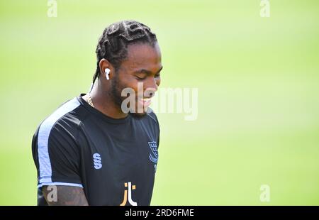 Hove UK 10th luglio 2023 - Fast Bowler Jofra Archer del Sussex che è fuori infortunato al momento sembra rilassato come Sussex affronta Derbyshire durante il giorno uno della partita di cricket LV= Insurance County Championship al 1 ° Central County Ground a Hove : Credit Simon Dack /TPI/ Alamy Live News Foto Stock