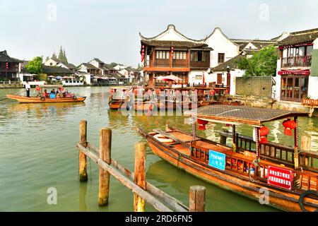 Cina - 28 ottobre 2019: Zhujiajiao è un'antica città situata nel distretto di Qingpu di Shanghai. Si tratta di una città sull'acqua fondata intorno al 1.700 Foto Stock