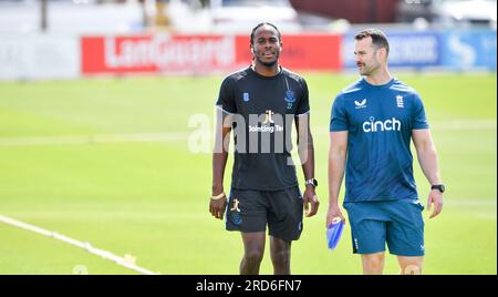 Hove UK 10th luglio 2023 - Fast Bowler Jofra Archer del Sussex che è fuori infortunato al momento sembra rilassato come Sussex affronta Derbyshire durante il giorno uno della partita di cricket LV= Insurance County Championship al 1 ° Central County Ground a Hove : Credit Simon Dack /TPI/ Alamy Live News Foto Stock