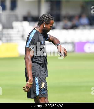 Hove UK 10th luglio 2023 - Fast Bowler Jofra Archer del Sussex che è fuori infortunato al momento sembra rilassato come Sussex affronta Derbyshire durante il giorno uno della partita di cricket LV= Insurance County Championship al 1 ° Central County Ground a Hove : Credit Simon Dack /TPI/ Alamy Live News Foto Stock