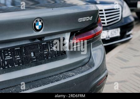 Minsk, Bielorussia, luglio 2023 - BMW serie 5 è un'auto executive di medie dimensioni. Vista posteriore Foto Stock