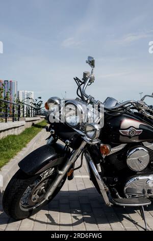 Minsk, Bielorussia, luglio 2023 - motocicletta Classic Kawasaki Vulcan. Motociclette parcheggiate nel parcheggio Foto Stock