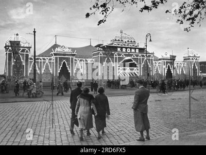 circo, Circus Krone, tenda da circo, vista esterna, anni '1920, ULTERIORI-DIRITTI-CLEARANCE-INFO-NON-DISPONIBILI Foto Stock