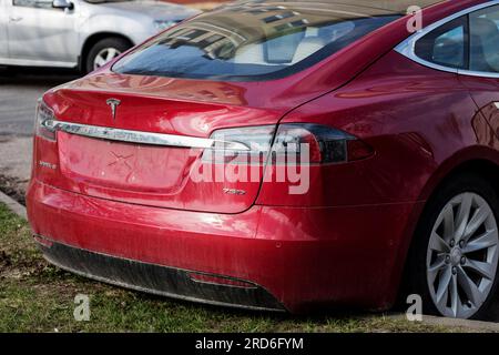 Minsk, Bielorussia, luglio 2023 - Vista posteriore della berlina elettrica tesla Model S. Foto Stock