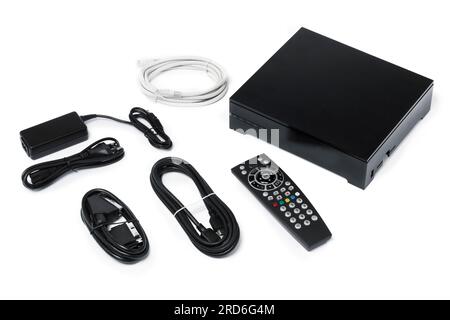 Decoder TV e telecomando isolati su bianco. Multimedia Foto Stock