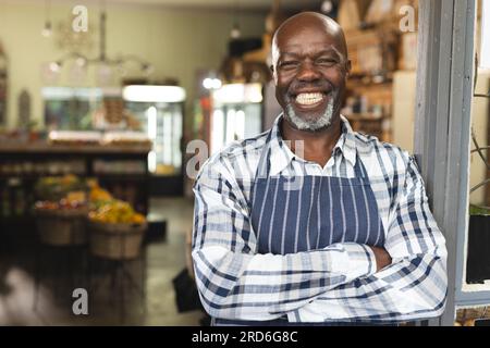 Ritratto di assistente del negozio africano americano di Happy senior presso il negozio di alimentari biologico di alimenti salutari Foto Stock