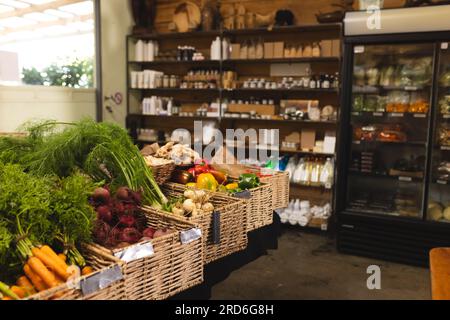 Vista generale di cibo salutare negozio di alimentari biologico con scaffali e scatole con verdure Foto Stock