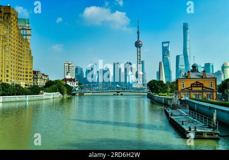Moderno edificio urbano del centro finanziario lujiazui a shanghai in cina. Foto Stock