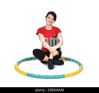 Bellezza ragazza seduta con hula hoop sul pavimento Foto Stock