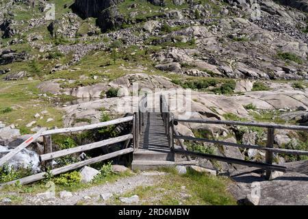 ponte in legno del sentiero che conduce ai laghi di cornisello nelle dolomiti trentine Foto Stock