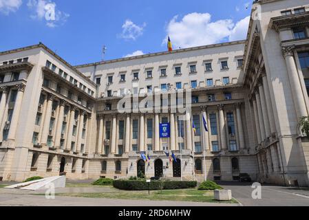 In Piazza della Rivoluzione, dove Nicolae Ceausescu fece il suo ultimo discorso nel dicembre 1989 sul balcone dell'edificio del Comitato centrale, a Bucarest. Foto Stock