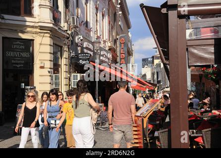 Ristoranti, caffè e bar nella vivace città vecchia di Bucarest, Romania Foto Stock