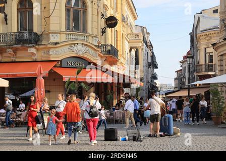 Ristoranti, caffè e bar nella vivace città vecchia di Bucarest, Romania Foto Stock