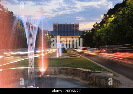 Crepuscolo sulle graziose fontane di Unirii Boulevard, che conducono al Parlamento del popolo, a Bucarest, in Romania Foto Stock