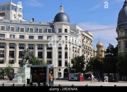 La splendida architettura di Piazza dell'Università, nel centro di Bucarest, Romania Foto Stock