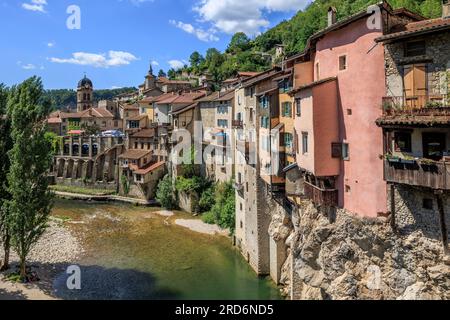 Case lungo il fiume la Bourne, Pont-en-Royans Grenoble Isere Auvergne-Rodano-Alpi Francia Foto Stock