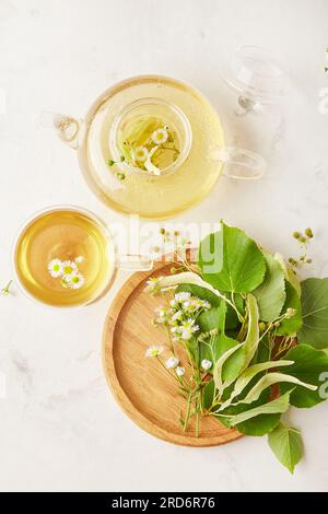 Processo di preparazione del tè, cerimonia del tè, tazza e teiera di tè naturale alle erbe appena fatto Foto Stock