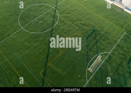 vista aerea zenithal di un campo da calcio in erba artificiale Foto Stock