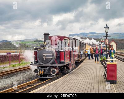 17 aprile 2003: Porthmadog, Gwynedd, Galles - passeggeri in partenza da un treno trainato dalla locomotiva Double Fairlie 'Merddin Emrys' dello scartamento ridotto Ffestin Foto Stock