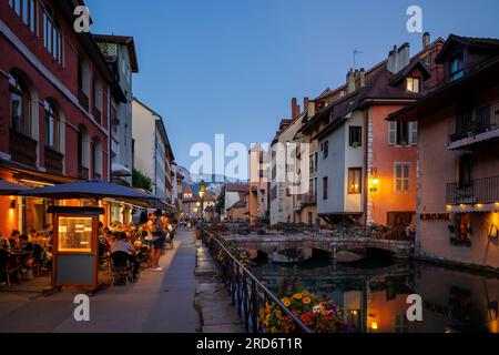 Ristoranti lungo il Canal le Thiou al crepuscolo, Annecy Haute-Savoie Auvergne-Rodano-Alpes Francia Foto Stock