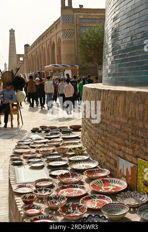 Vista dei souvenir di ceramica per le strade di Khiva, Uzbekistan Foto Stock