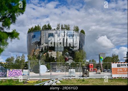 Depot Boijmans van Beuningen, Rotterdam, un futuristico edificio a specchio a forma di ciotola, è il primo deposito d'arte accessibile al pubblico al mondo. Foto Stock