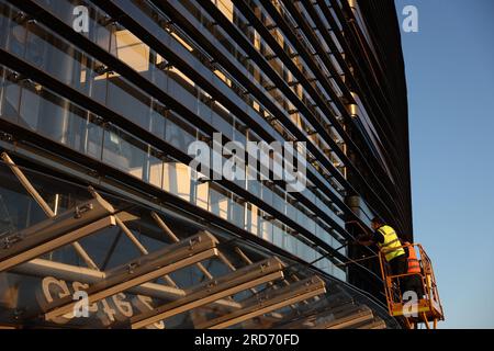 Sydney, Australia. 19 luglio 2023. I pulitori di finestre che danno la preparazione finale al Sydney Football Stadium, commercialmente conosciuto come Allianz Stadium, in vista della Coppa del mondo femminile FIFA 2023 che inizia il 20 luglio, ospitata congiuntamente da Australia e nuova Zelanda. Credito: Isabel Infantes/Empics/Alamy Live News Foto Stock