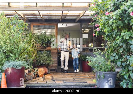 Nonno e nipote afro-americani con borse per la spesa al negozio di alimentari biologici di alimenti salutari Foto Stock