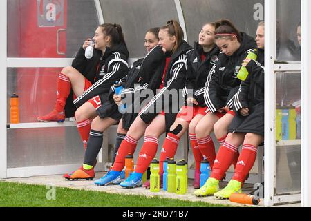 Newport, Galles. 23 ottobre 2019. Il Galles sostituisce la panchina prima dell'Under 15 Girls Friendly International match tra Galles e Scozia al Dragon Park di Newport, Galles, Regno Unito, il 23 ottobre 2019. Crediti: Duncan Thomas/Majestic Media. Foto Stock