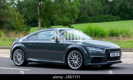 Milton Keynes, Regno Unito - 19 luglio 2023: 2016 AUDI TT grigia che viaggia su una strada inglese Foto Stock