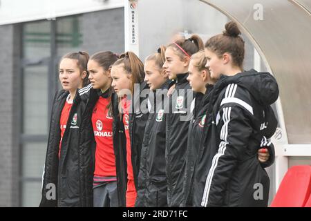 Newport, Galles. 23 ottobre 2019. Il Galles sostituisce la panchina prima dell'Under 15 Girls Friendly International match tra Galles e Scozia al Dragon Park di Newport, Galles, Regno Unito, il 23 ottobre 2019. Crediti: Duncan Thomas/Majestic Media. Foto Stock