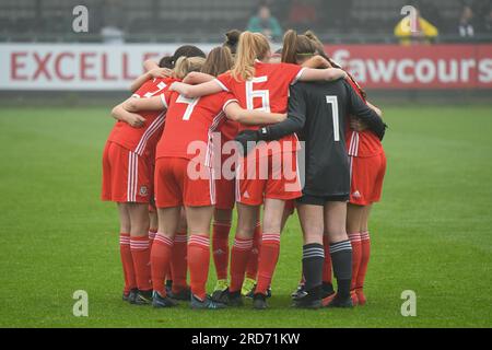Newport, Galles. 23 ottobre 2019. La squadra del Galles in un huddle prima dell'Under 15 Girls Friendly International match tra Galles e Scozia al Dragon Park di Newport, Galles, Regno Unito, il 23 ottobre 2019. Crediti: Duncan Thomas/Majestic Media. Foto Stock